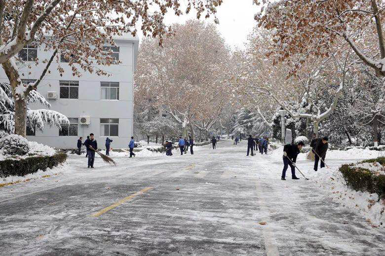 西安工業(yè)投集團展開 全員鏟冰除雪保暢通行動